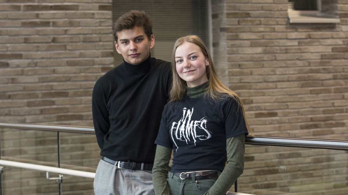 Kajaanin Lehtikankaan koulun oppilaat Kalle Leinonen ja Anni Pääkkönen koulun käytävällä.