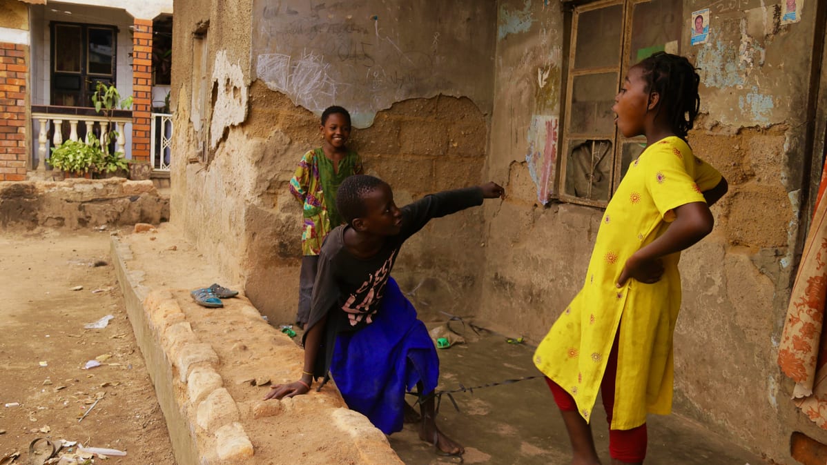 Tyttöjä Katwen slummissa Ugandan pääkaupungissa Kampalassa.