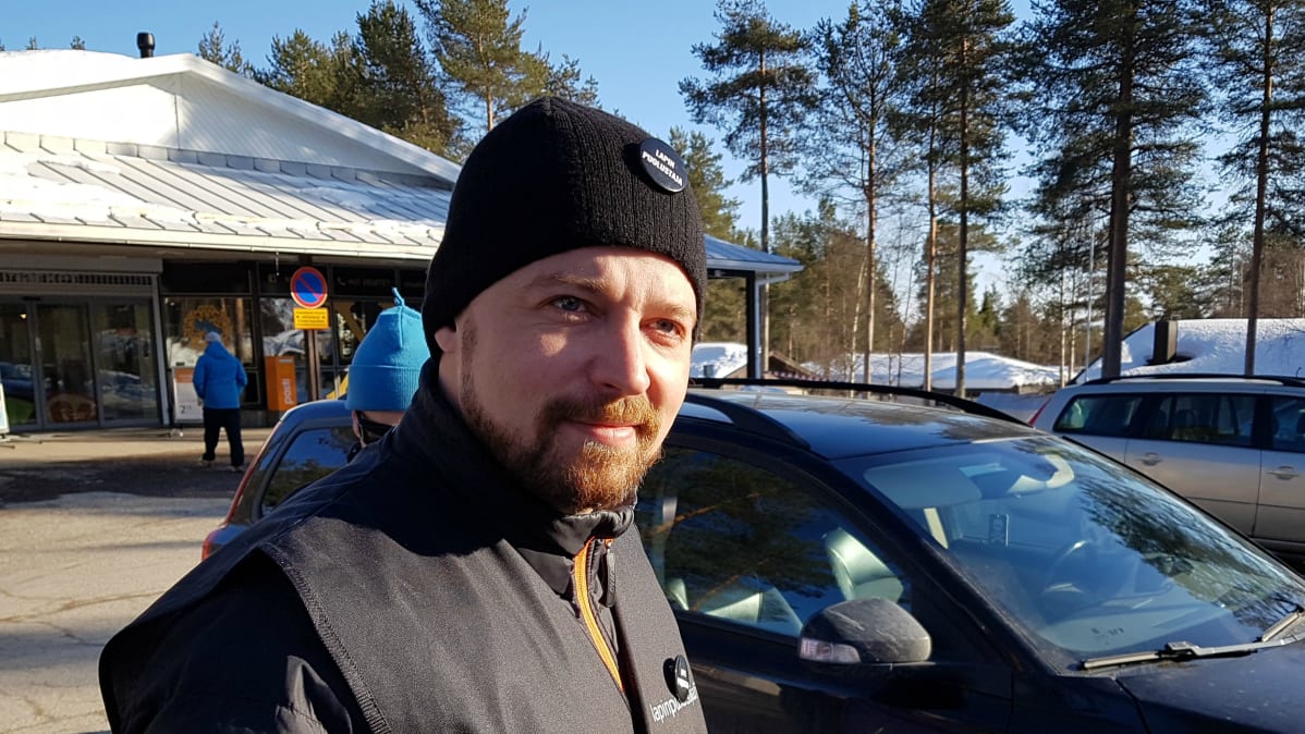 Mikko Kärnä (kesk.) kampanjoi Rovaniemellä Korkalovaarassa 10.4.2019