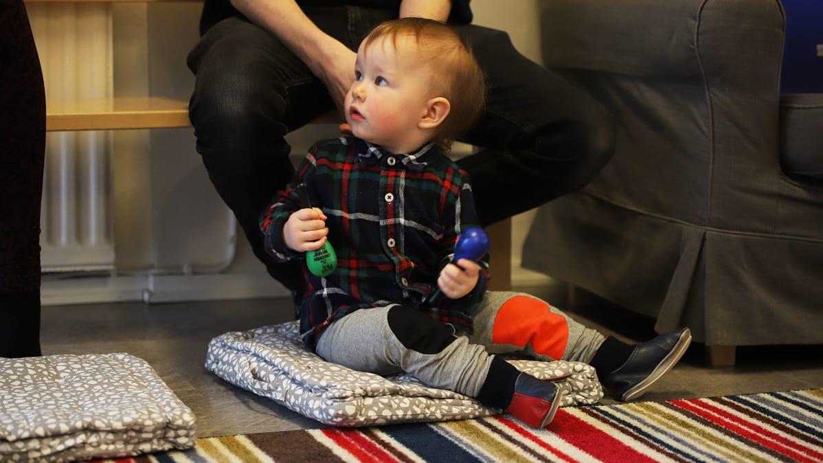 Pieni poika leikkii taaperokahvilassa