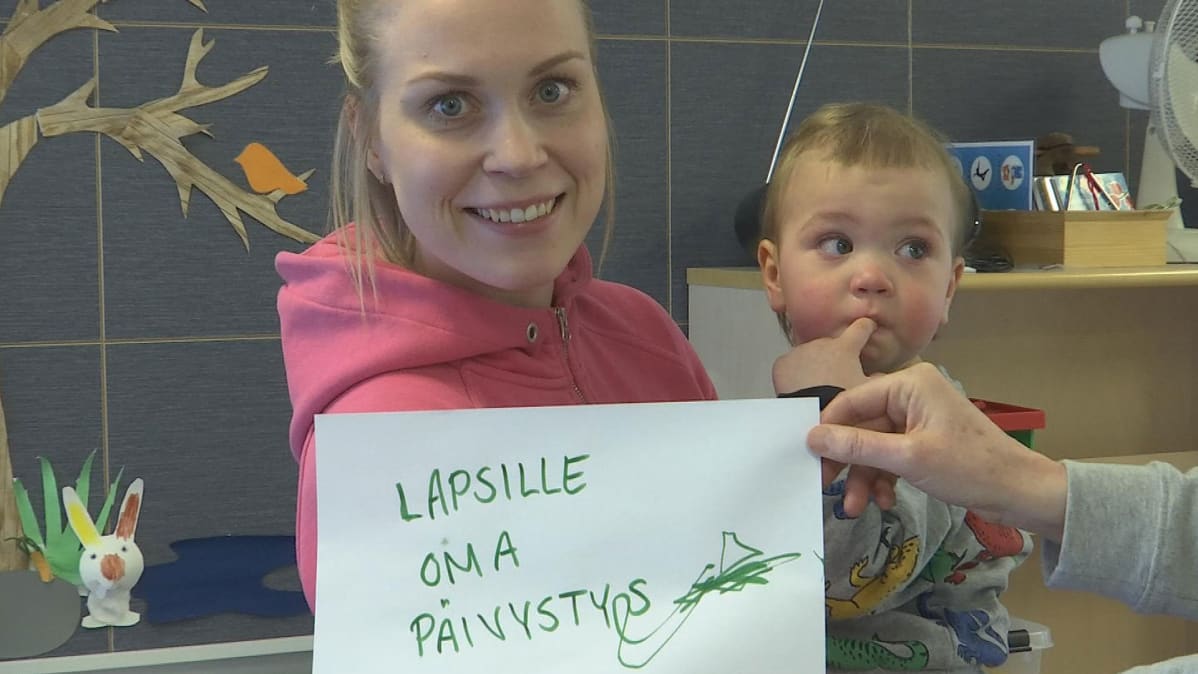 Liisa ja Leevi Korhonen näyttävät papreille kirjoittamansa viestin.