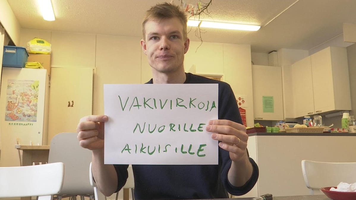 eemeli Kuusinen näyttää paperille kirjoittamaansa viestiä