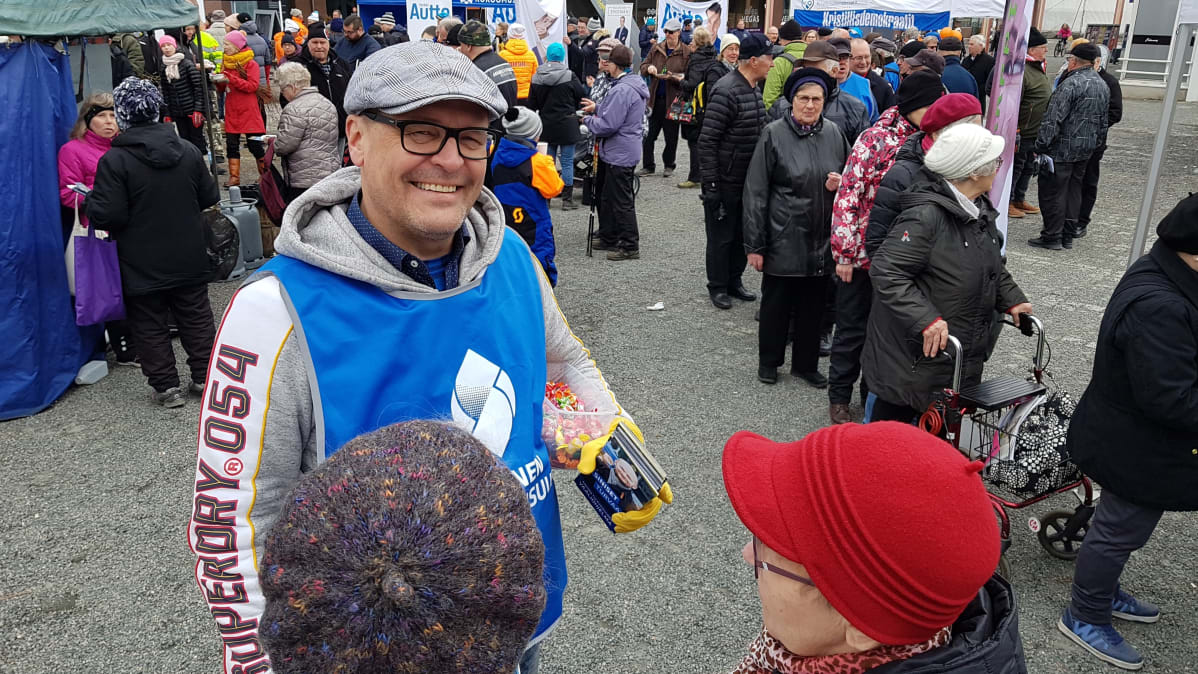 Matti Torvinen (sin.) Rovaniemen Lordin aukiolla 13.4.2019.