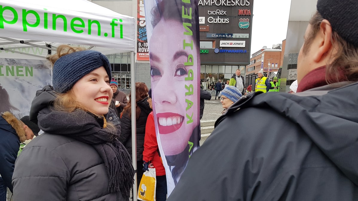 Riikka Karppinen (vihr.) vaalitilaisuudessa Rovaniemen Lordin aukiolla 13.4.2019.