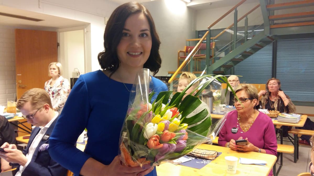 Sanni Grahn-Laasonen vaalivalvojaisissaan Forssassa