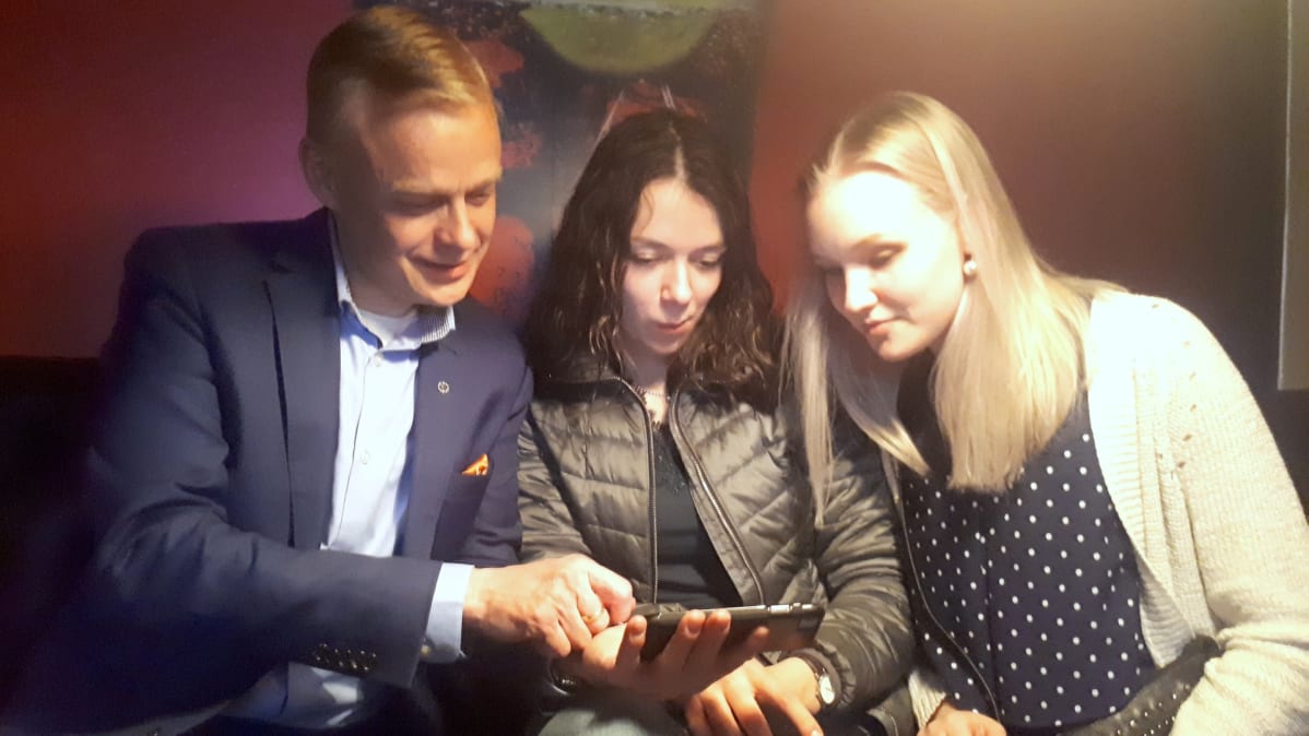 Timo Heinonen ja nuorisotiimiläiset Rosa Laine ja Venla Hatakka