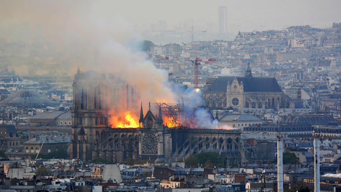 Notre Dame palaa Pariisissa 15. huhtikuuta.