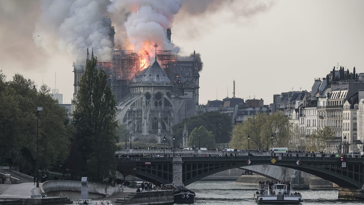 Notre Dame -katedraalin katto palaa Pariisin keskustassa 15. huhtikuuta.