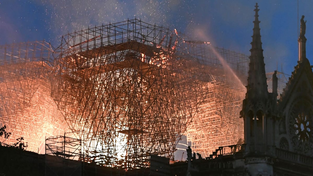 Notre Damen kattorakenne kuvattuna palon syttymisen jälkeen 15. huhtikuuta.