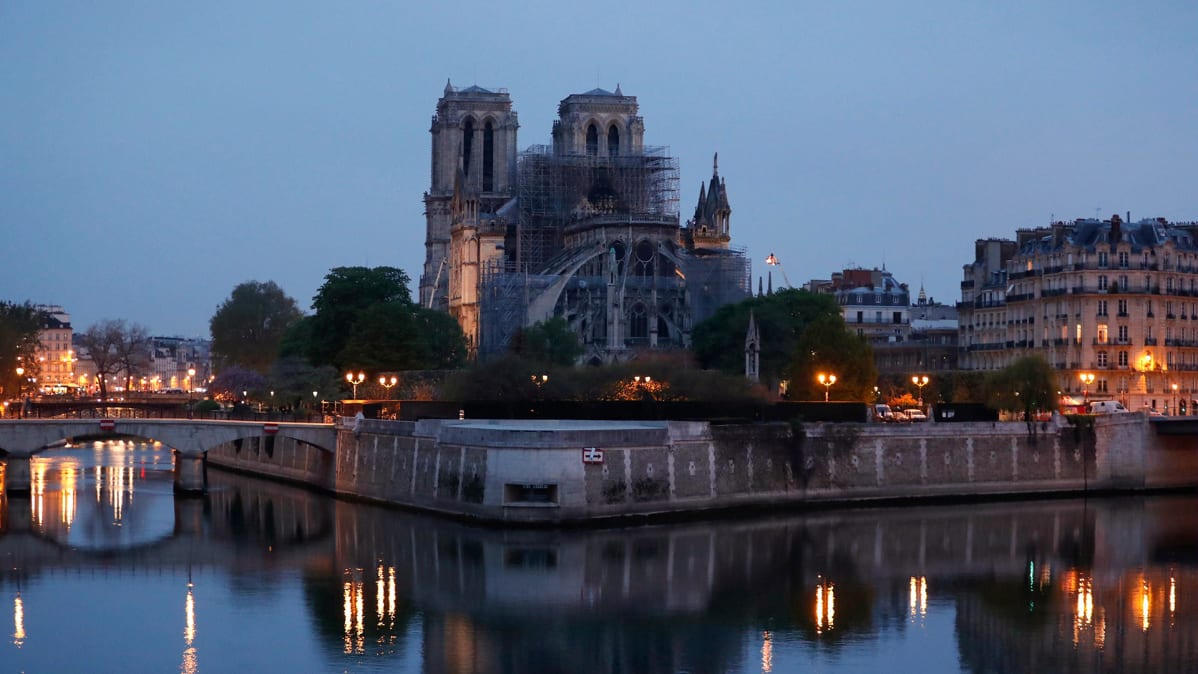 Notre Dame kuvattuna tulipalon jälkeen tornin puolelta (tuhoutunut) aikaisin tiistaiaamuna 16. huhtikuuta.