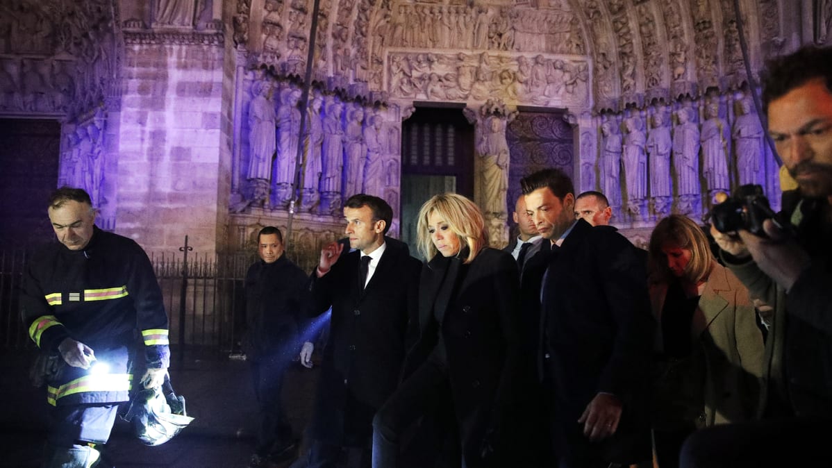 Presidentti Emmanuel Macron ja Brigitte Macron vierailivat palopaikalla sammutustöiden aikaan eilen 15. huhtikuuta.