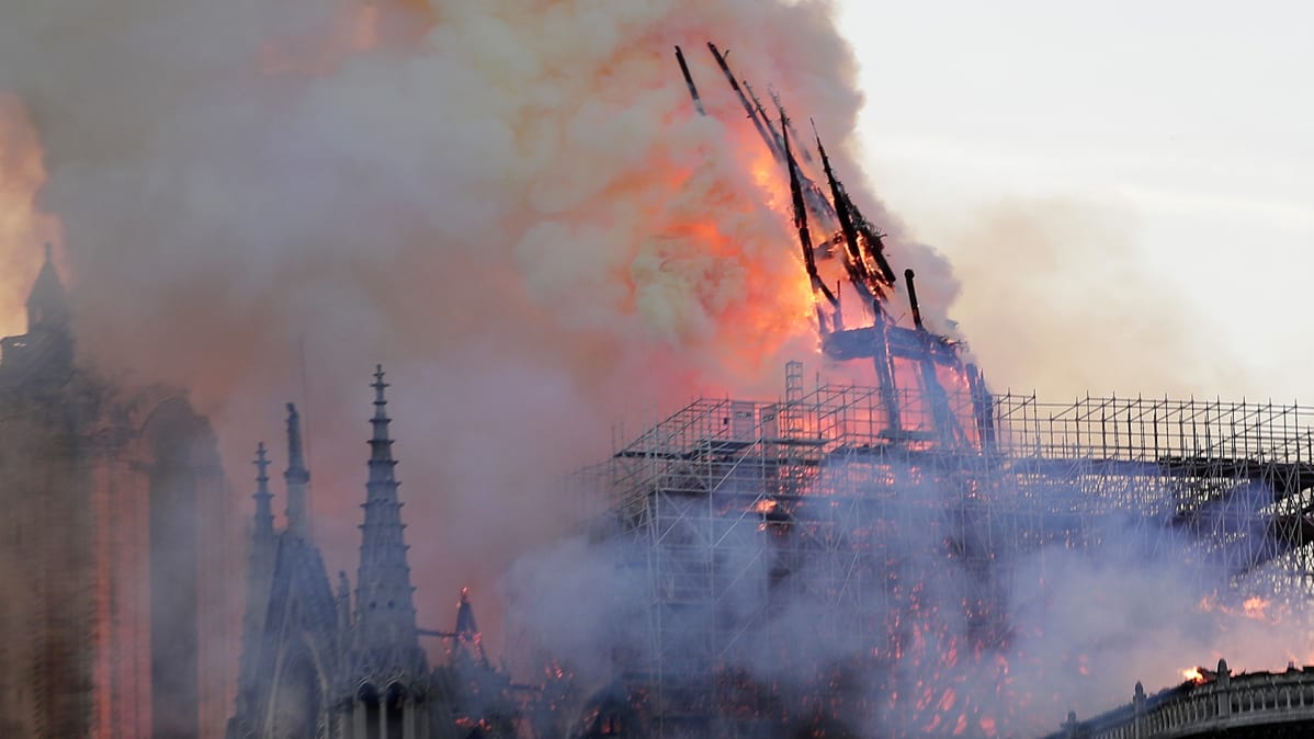 Notre Damen katedraalin torni sortui ja tuhoutui raivoisassa palossa eilen 15. huhtikuuta.