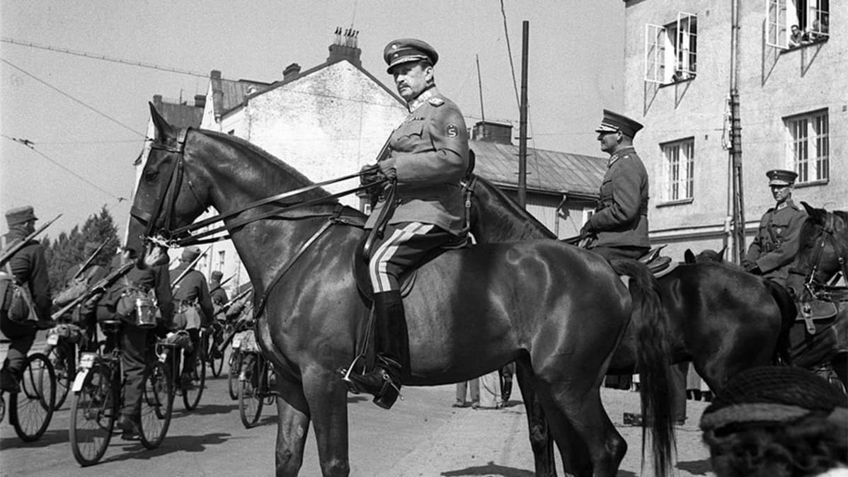Marsalkka Mannerheim tarkastamassa paraatia 1930-luvun lopussa.