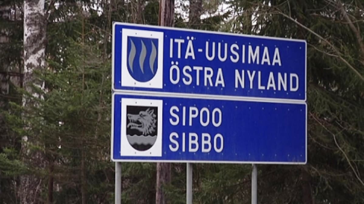 Itä-Uudenmaan ja Sipoon kyltit metsänreunassa.