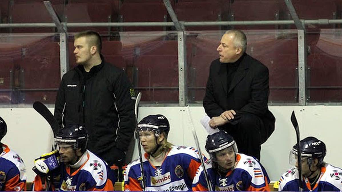 Vuonna 2011 Kuitunen valmensi Mestiksessä Kiekko-Vantaata.