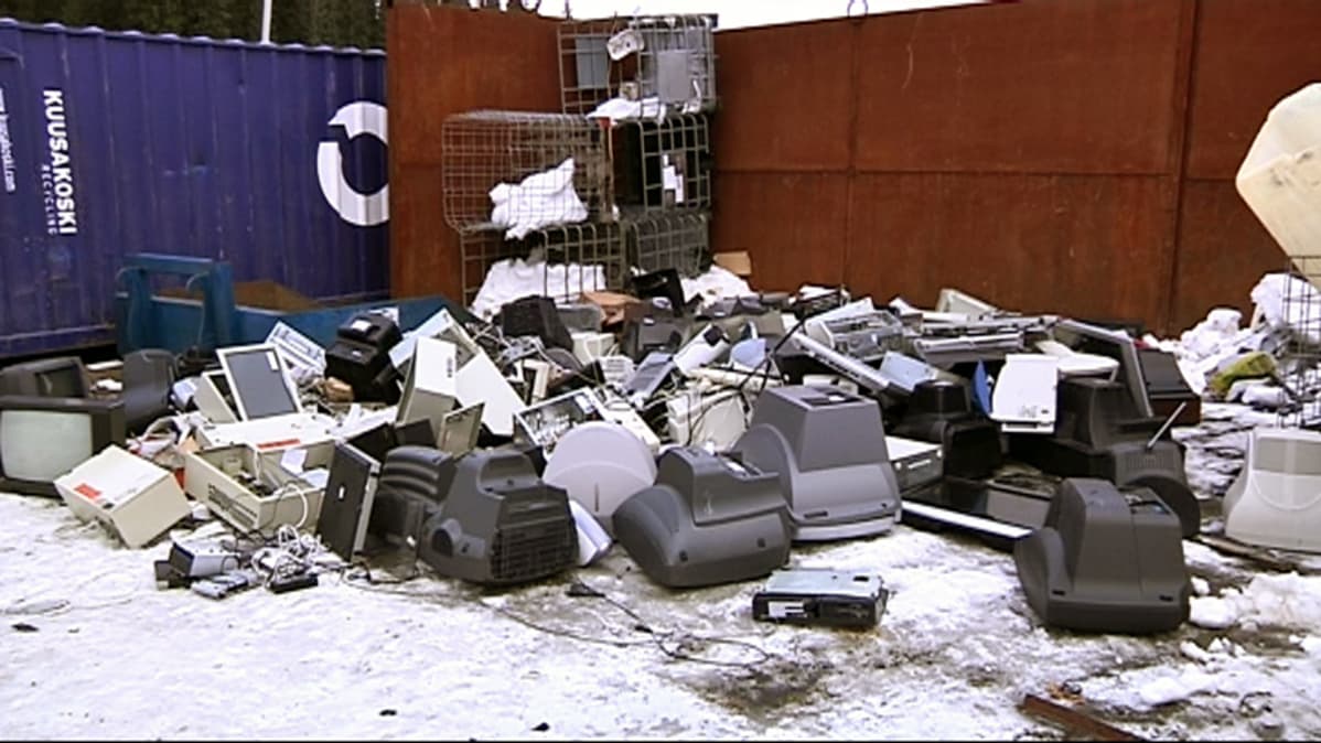 Elektroniikkaromua Kuusakoski Oy:n pihassa