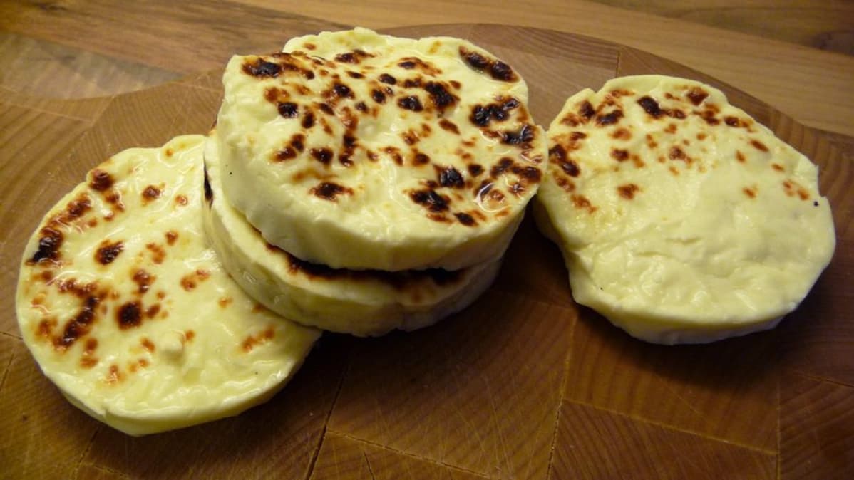 Juustoleipää leikkuulaudalla