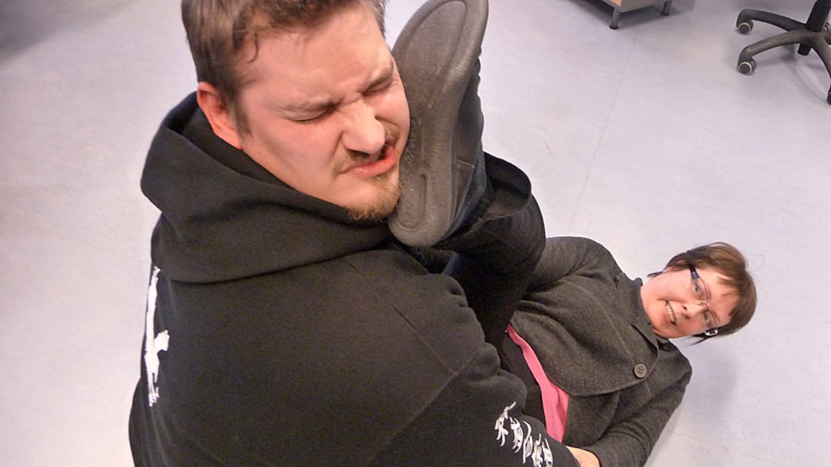 Kuvassa itsepuolustuskouluttaja Erik Högland puolustautuu Raila Paavolan käsittelyssä.