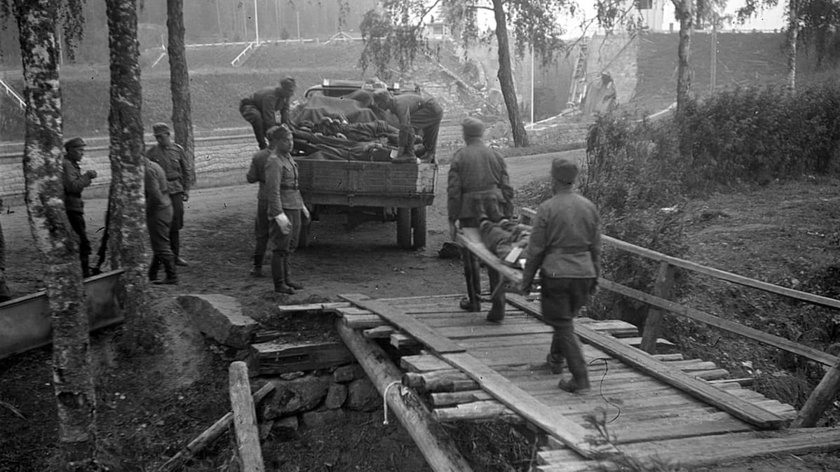 Kotiseutu on vallattu takaisin: suomalaiset ovat Rättijärvellä elokuussa 1941. Taustalla on vaurioitunut kanava ja sulku.