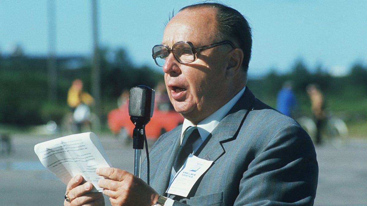 Veikko Vennamo pitää puhetta SMP:n puoluekokouksessa Oulussa 1970-luvulla.