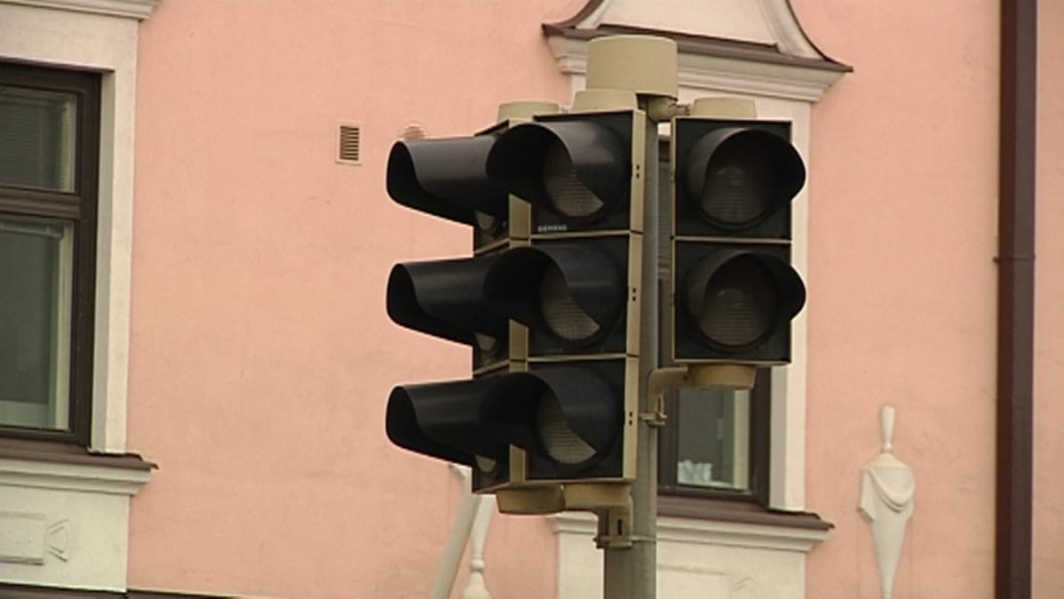 Pimeä liikennevalotolppa.