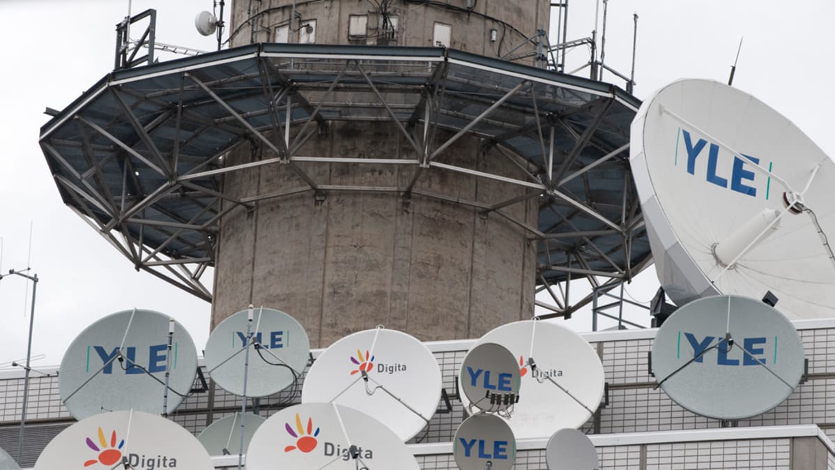Ylen ja Digitan lautasantenneja Yleisradion linkkimaston juurella.