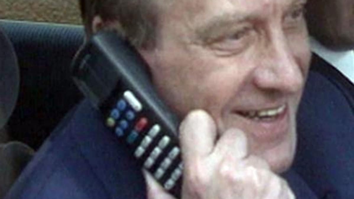 Harri Holkeri soittaa maailman ensimmäistä GSM-puhelua Kaarina Suoniolle 1. heinäkuuta 1991.