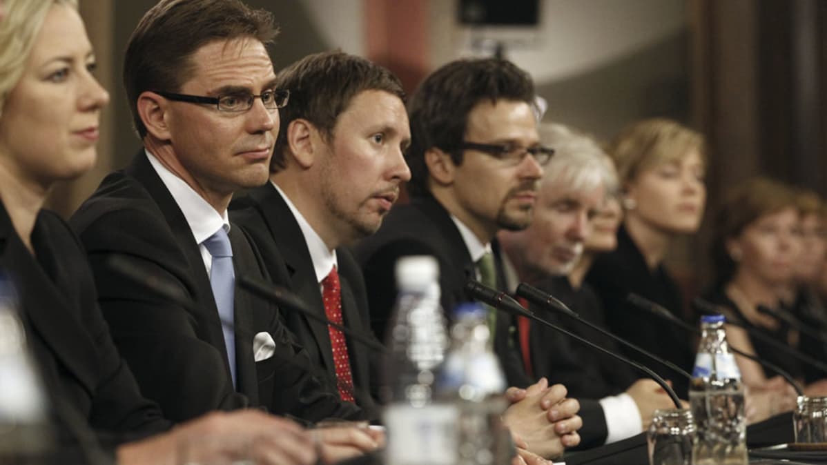 Hallitus vaihtuu 2011-06-22. Jyrki Kataisen hallituksen virkaanastuminen. Uuden hallituksen tiedotustilaisuus Säätytalolla. Pöydän ääressä mm. valtiovarainministeri Jutta Urpilainen, pääministeri Jyrki Katainen, kulttuuri- ja urheiluministeri Paavo Arhinmäki ja ympäristöministeri Ville Niinistö.