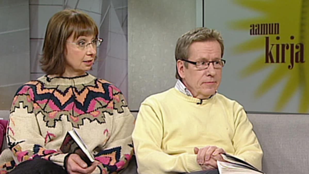 Nadja Nowak ja Seppo Puttonen toimittavat torstaisin Aamun kirjaa.