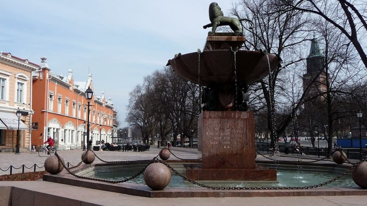 Gustav Albert Petreliuksen lahjoittama Leijona-suihkulähde Turun vanhan pääkirjaston edustalla.