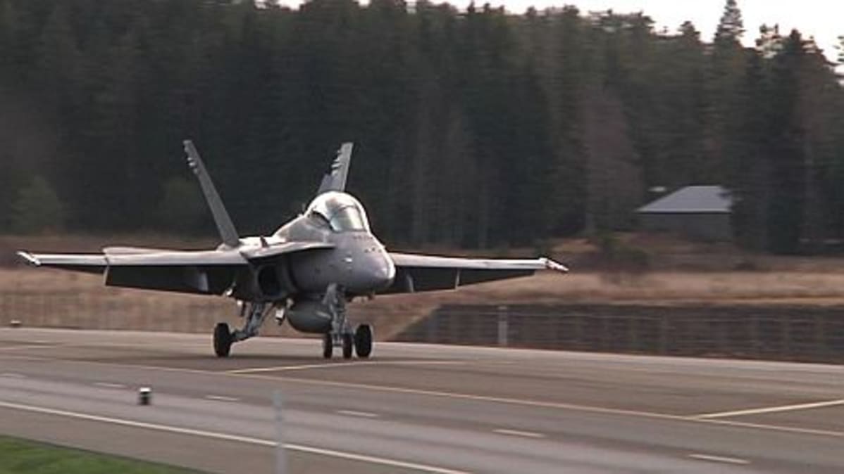 Hornet laskeutumassa varalaskupaikalle