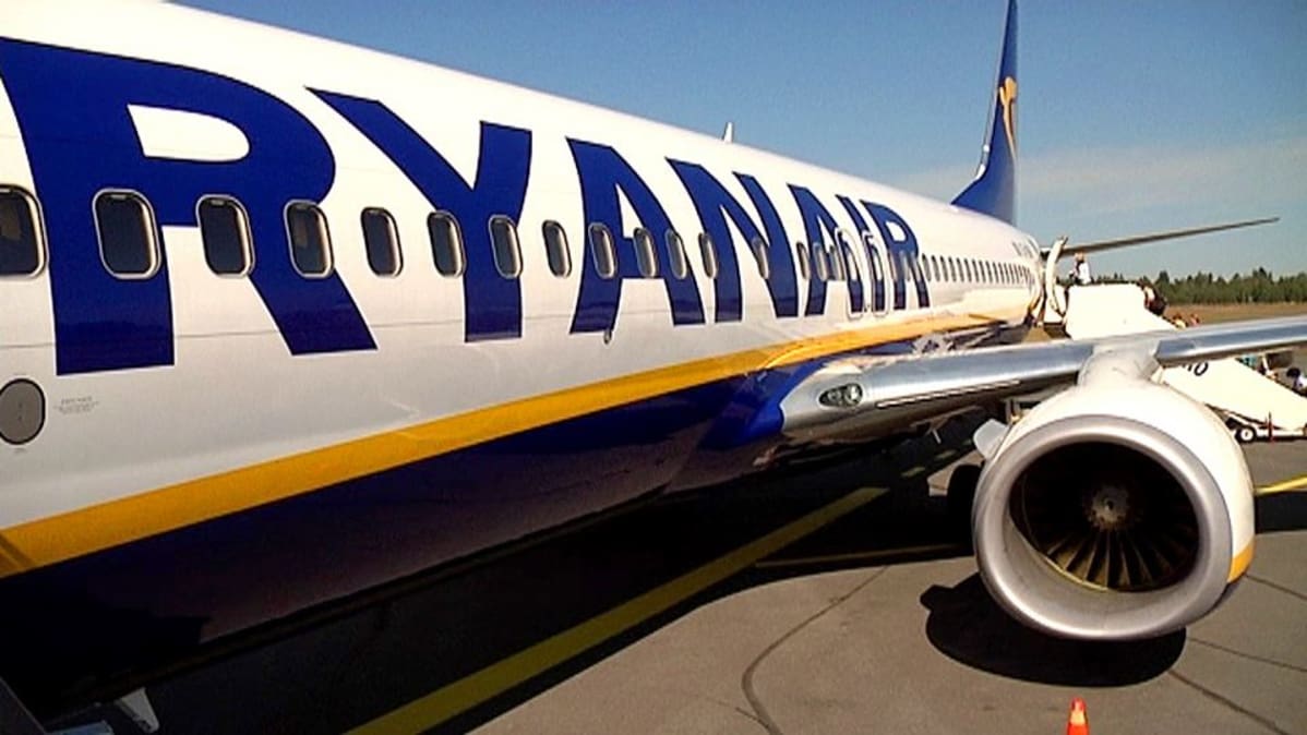 Ryanairin kone Lappeenrannan lentokentällä.