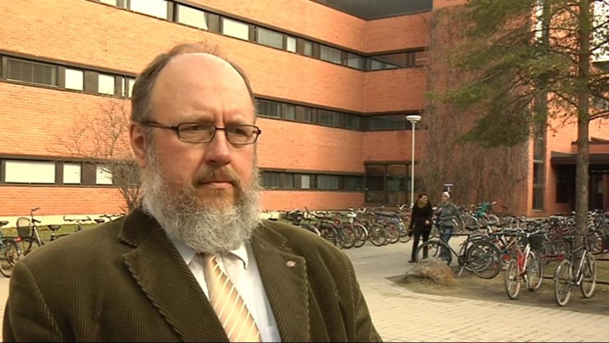 Jukka Korpela yliopiston rakennusten sisäpihalla.