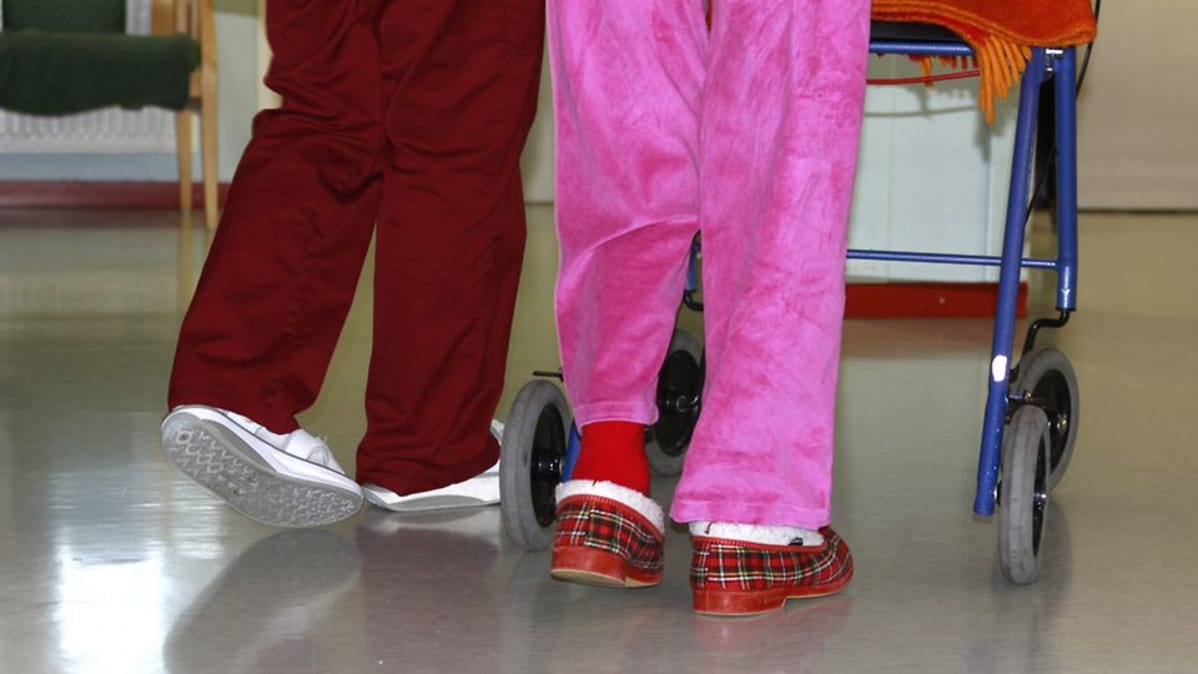 vanhus kävelee rollaattorin kanssa