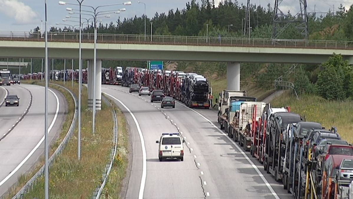 Rekkajonoa Imatralla valtatie kuudella.