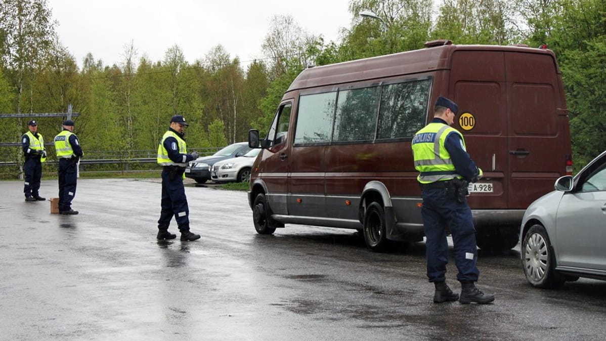 Poliisit puhallusratsiaa tekemässä
