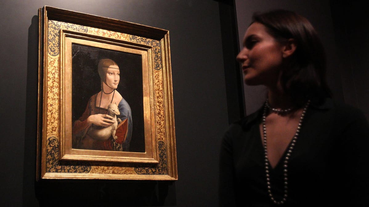 Galleriatyöntekijä katselee Leonardo da Vincin maalaamaa Cecilia Galleranin muotokuvaa.