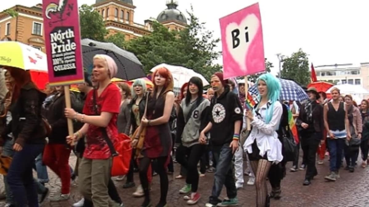 Sadat ihmiset marssivat Oulun North Pride -kulkueessa.