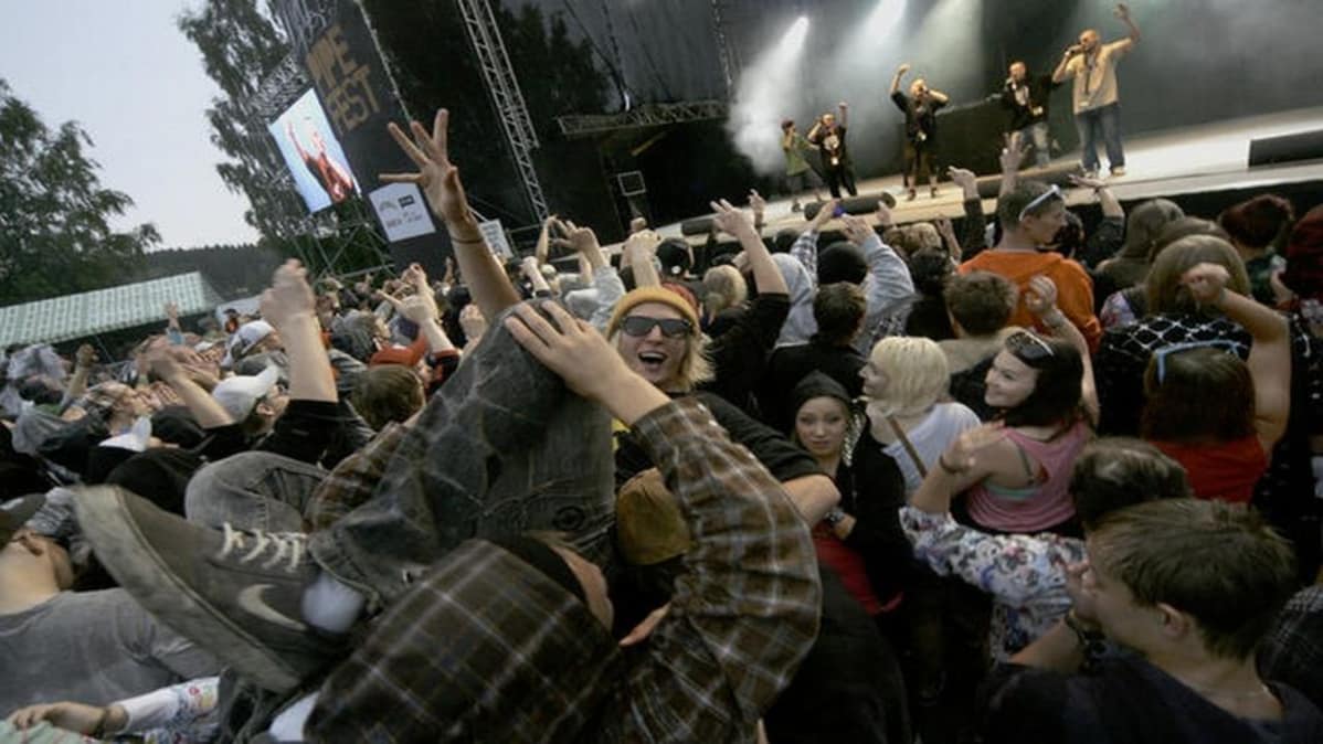Juhlivaa nuorisoa Pipefestissa.