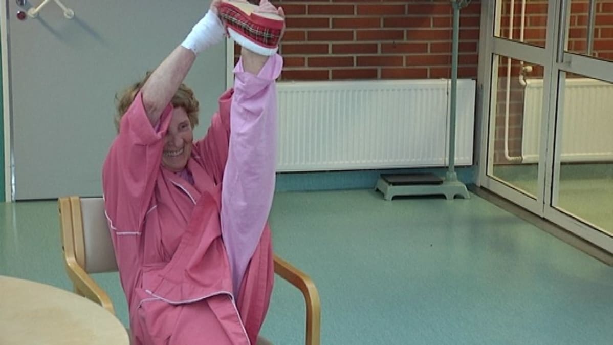 Elsa Ackmanin jalka taipuu kevyesti.