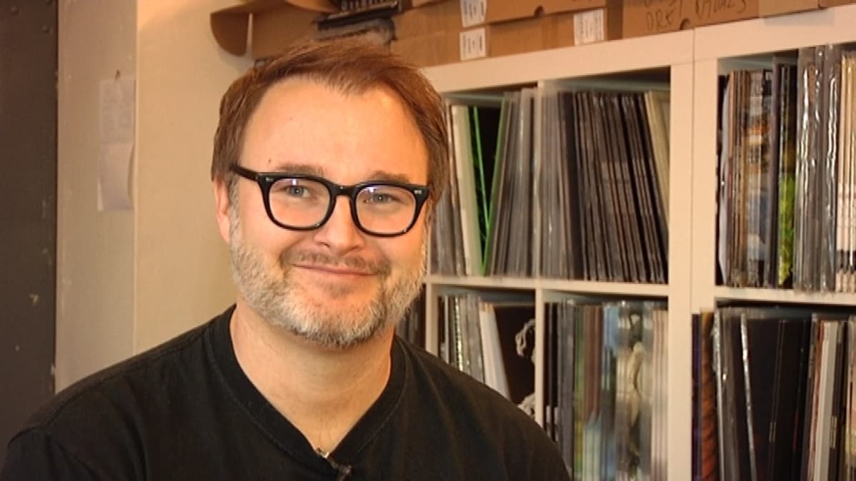 Levy-yhtiö Svart Recordsin toinen perustajajäsen Jarkko Pietarinen. Taustalla vinyylilevyjä.