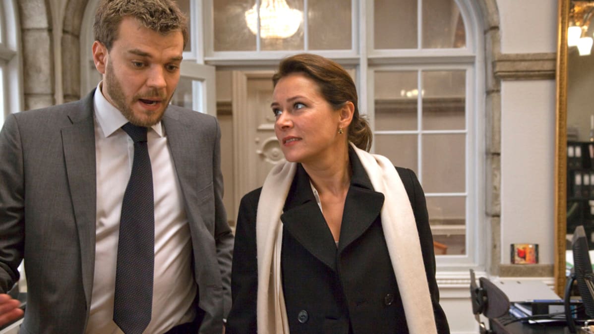Vallan linnakkeen lehdistöavustaja Kasper (Pilou Asbaek) ja pääministeri Birgitte (Sidse Babett Knudsen).