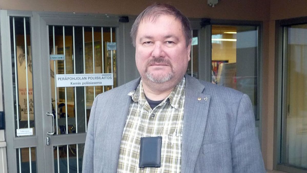 Jyrki Savikuja Kemin poliisiaseman ovella