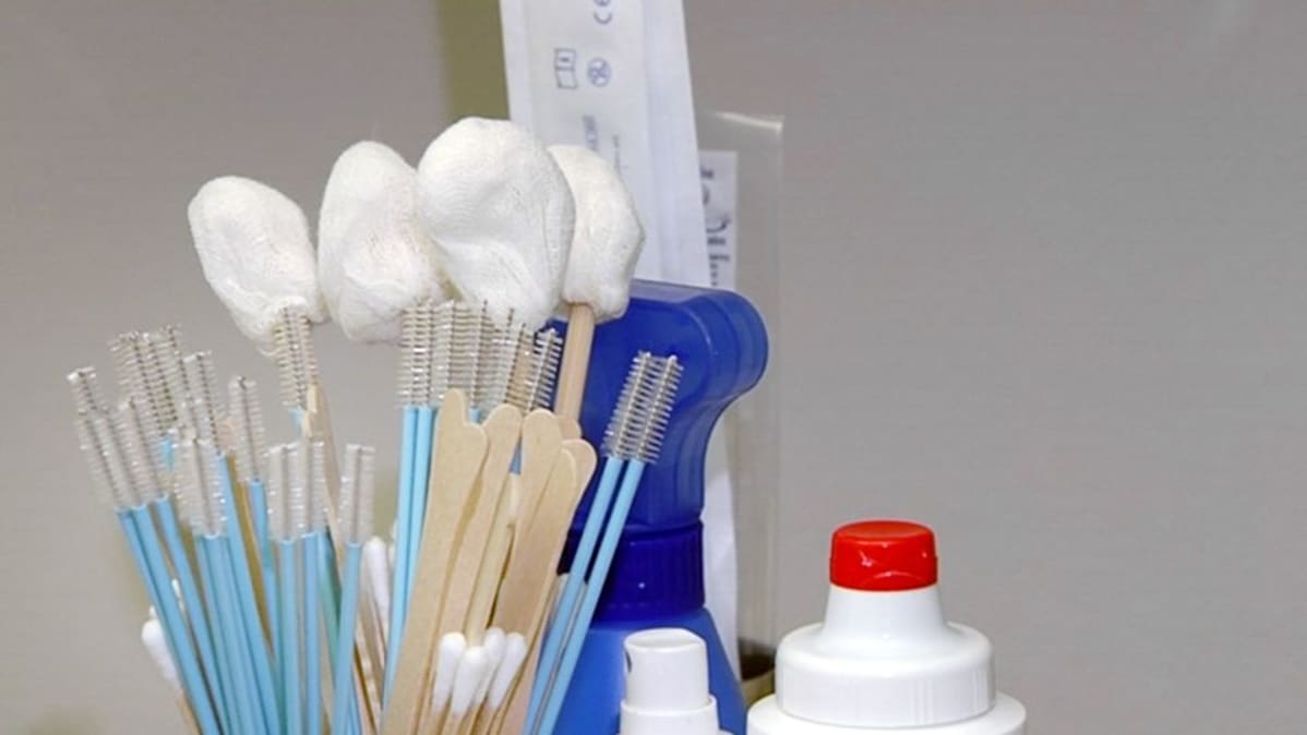 Papa-seulonnassa käytettäviä välineitä gynekologin vastaanotolla.