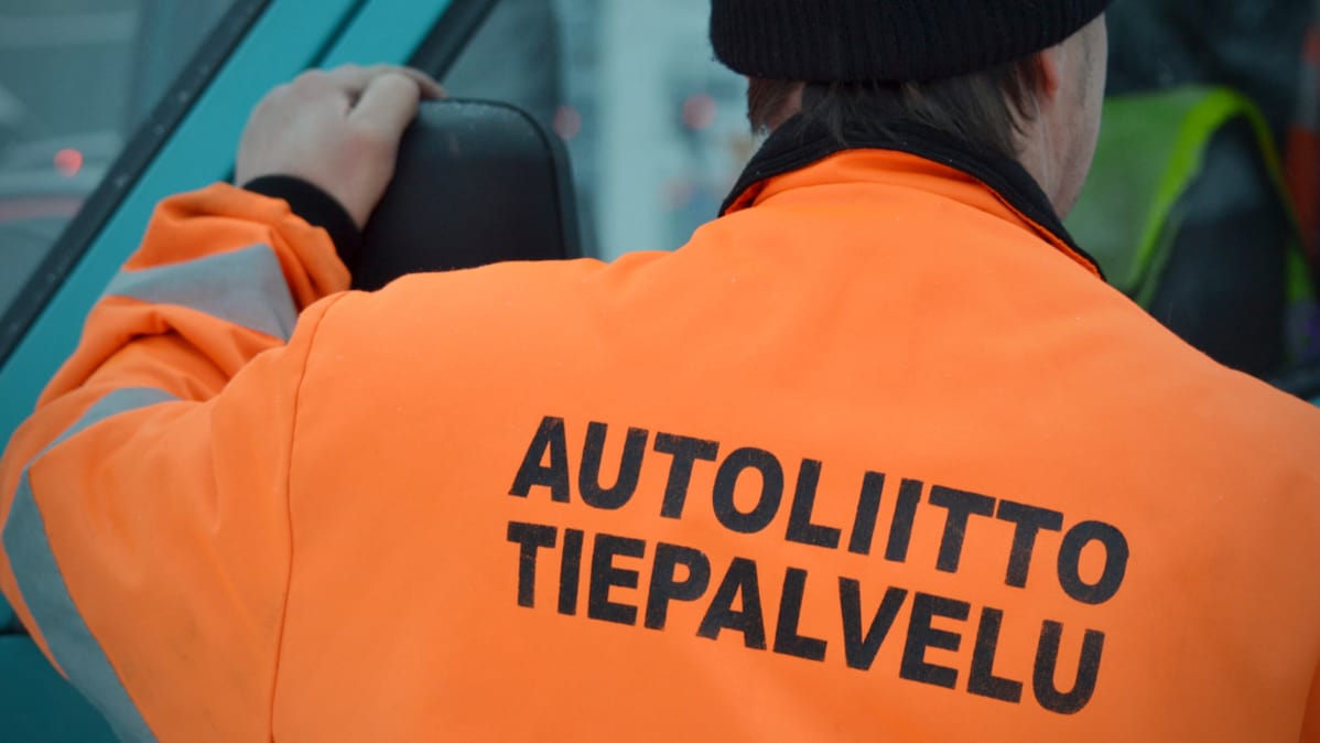 Autoliiton tiepalvelu teksti haalarin selässä