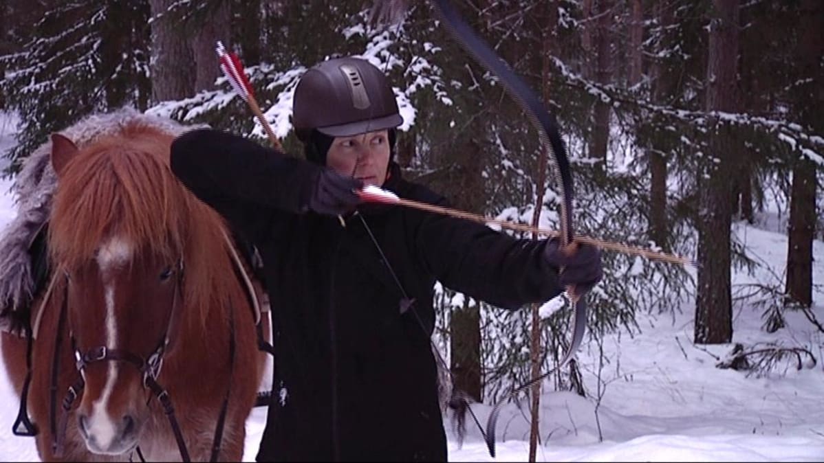 Tiina Knuutinen ja suomenhevonen Veikko harjoittelevat ratsastusjousiammuntaa.