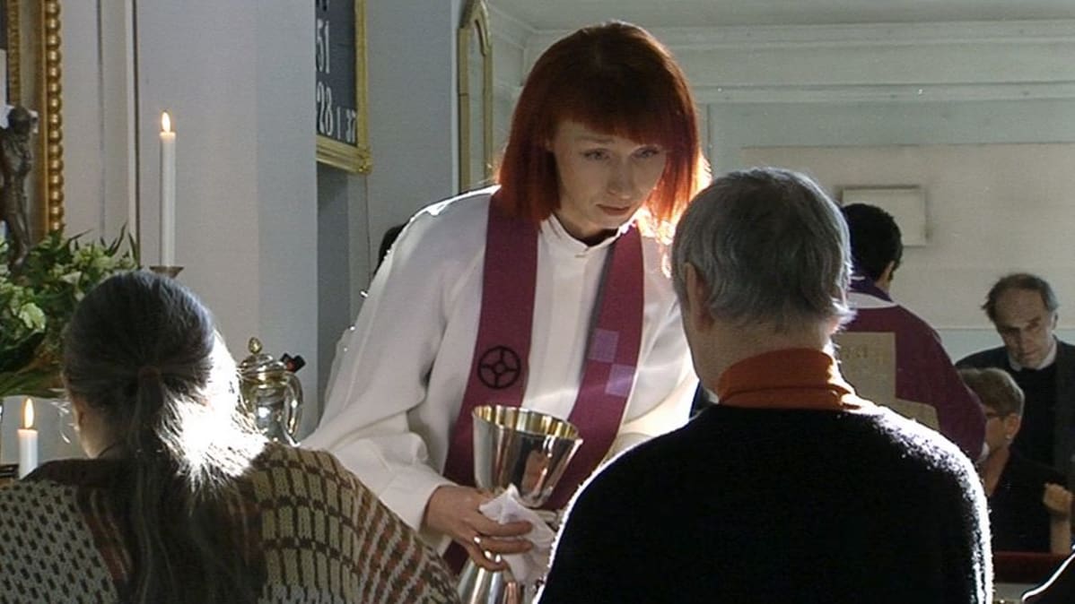 Oulunkylän seurakunnan pastori Marjaana Toiviainen jakaa ehtoollista Helsingin Vanhassa kirkossa.
