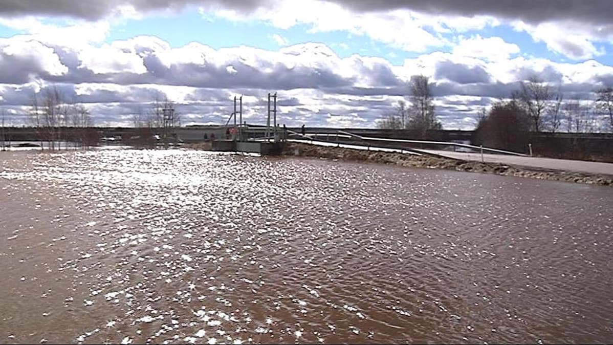 Lapuanjoesta avattiin tulvapadot pelloille Löyhingin pumppaamolla 20.4.2013.