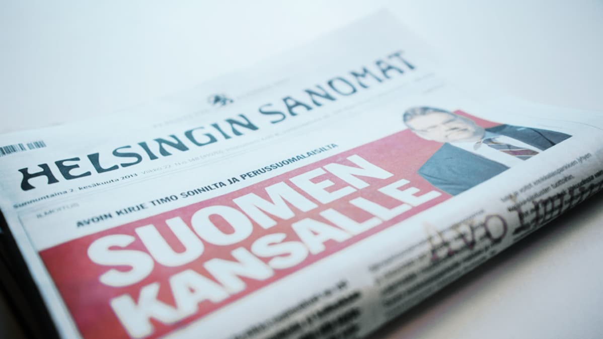 Perussuomalaisten puheenjohtaja Timo Soini osti Helsingin Sanomien paperiversion etusivun omaan käyttöönsä 2. kesäkuuta 2013.