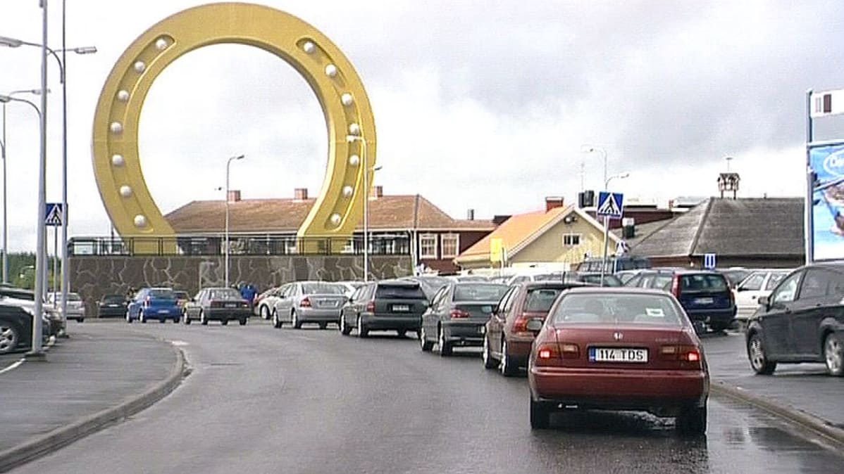 Autoja jonottamassa Tuurin kyläkauppaan.